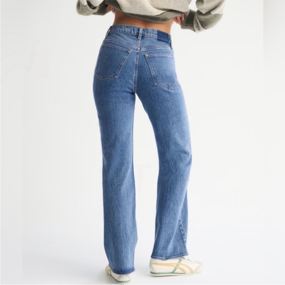 Abercrombie The 90’s Relaxed Jean High Rise 4 / 27 short - Picture 2 of 9